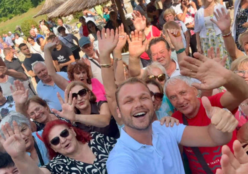 PJESMA, KOLO I SELFIJI: Pogledajte kako se Stanivuković proveo sa penzionerima u Ljekaricama