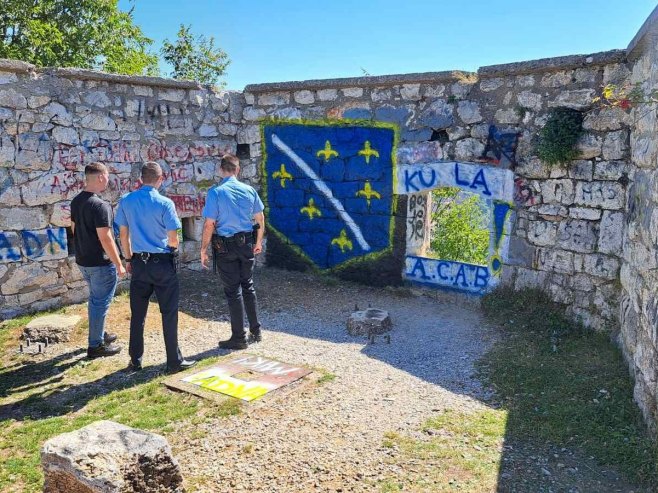OSKRNAVLJEN ĐURĐEV GRAD: Na Zvorničkoj tvrđavi osvanuli grafit ratne zastave tzv. Armije BiH i uvredljivi natpisi (FOTO)