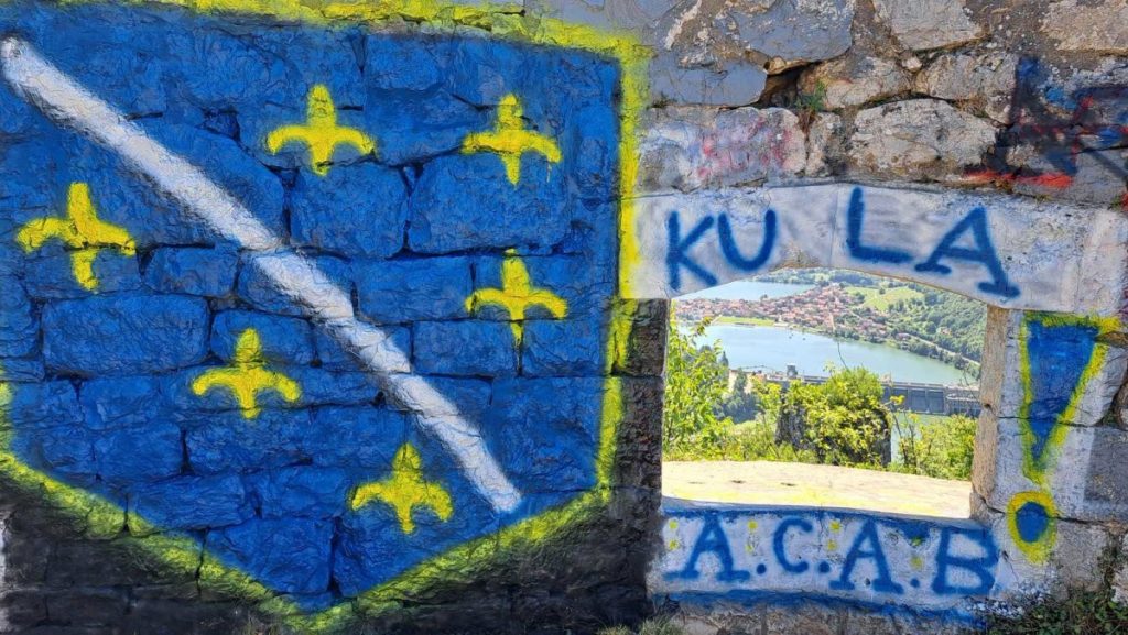 ПОЛИЦИЈА ИДЕНТИФИКОВАЛА ВАНДАЛЕ: Држављани Француске исцртали увредљиве графите на тврђави у Зворнику