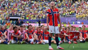 EMOTIVNA SCENA SA TRIBINA: Ovako je otac od Halanda proslavio plasman Norveške u četvrtfinale Svjetskog prvenstva (VIDEO)