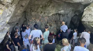 VJERA JAČA OD UMORA: Vjernici pješačili do Pavlove pećine na Svetu liturgiju (FOTO)