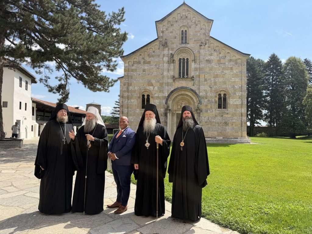 DREVNO I DUHOVNO SJEDIŠTE SPC: Patrijarh Porfirije i Trampov savjetnik se poklonili moštima kralja Stefana u manastiru Visoki Dečai