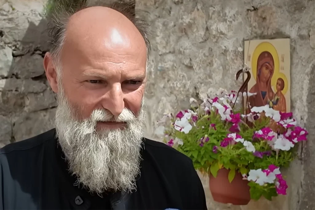 МОНАХ САМУЈЕ 16 ГОДИНА, ЈЕДИНО ДРУШТВО СУ МУ ГАЛЕБОВИ: Необична прича из Боке Которске о животу у апсолутној изолацији