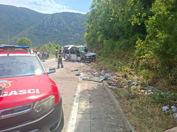 VRAĆALI SE SA OSTROGA, PA DOŽIVJELI STRAVIČNU NESREĆU: Djevojka (21) poginula u prevrtanju mini-busa (FOTO)
