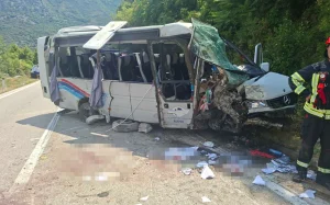 DIJETE REANIMIRANO: Poznato stanje putnika koji su bili u mini-busu koji se prevrnuo kod Kotora