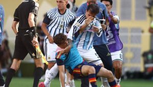 INCIDENT NA SAMOM KRAJU FINALA MUNDIJALA: Frustrirani Argentinac nasrnuo na španske reprezentativce (VIDEO)