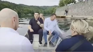 „SVAKOM RIJEKOM PLOVI JEDNA MALA BARKA“: Stevandić zapjevao na Uni (VIDEO)