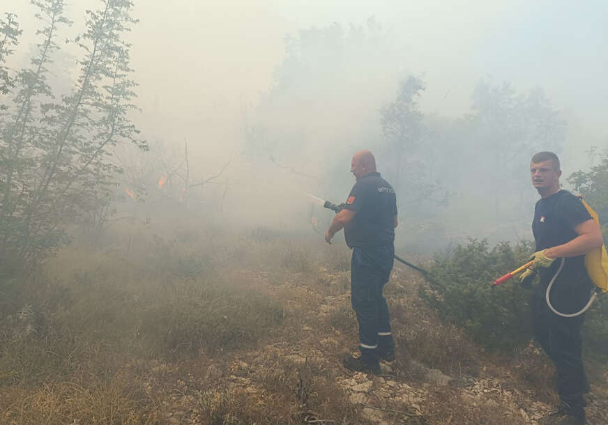 VATROGSACI BRANE KUĆE, VATRA NADIRE SA SVIH STRANA: Alarmantno kod Trebinja (FOTO)