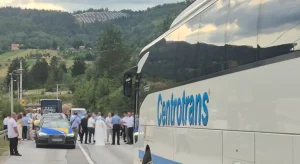 POJAVIO SE SNIMAK TUČE U ROGOUŠIĆIMA: Nakon sudara izašli iz automobila, pa se žestoko potukli