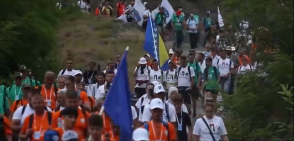PODSJETNIK NA NASERA ORIĆA I RATNE ZLOČINE NAD SRBIMA U SREBRENICI: Učesnici bošnjačkog „Marša mira“ pronijeli bijele zastave sa ljiljanima (VIDEO)