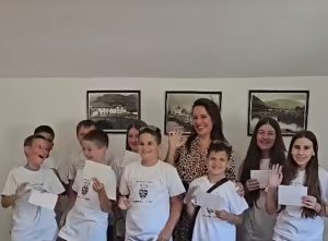 НАЧЕЛНИЦА ОПШТИНЕ ЈЕЗЕРО ИСПРАТИЛА ЂАКЕ У БЕЧИЋЕ: Основце чекају дани купања, дружења и учења са вршњацима (ВИДЕО)