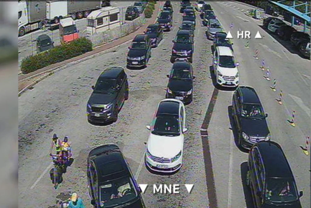 KOLONE NA JUGU HRVATSKE DUGE I 20 KILOMETARA: Vozači čekaju u nepomičnim kolonama, mještani im donose vodu