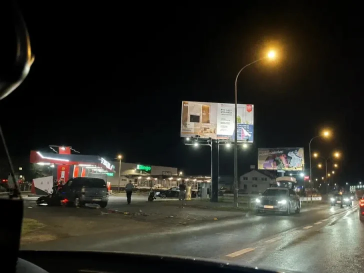 SAOBRAĆAJNA NEZGODA U PRIJEDORU: Motociklista povrijeđen nakon sudara sa automobilom