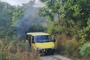 „OVAKO RIZIČAN DAN, A ONI PAMETNJAKOVIĆI PALE BAKAR“ Požar u blizini tržnog centra u Banjaluci, vatrogasci brzo reagovali (FOTO)