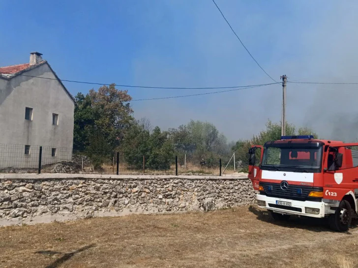 VATRA PRIJETI KUĆAMA KOD TREBINJA: Vatrogasci i helikopter brane selo Turmenti