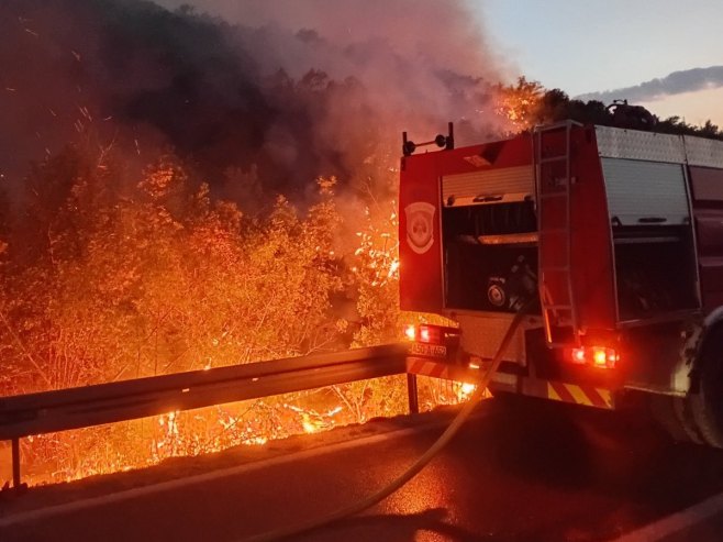 VJETAR OTEŽAVA GAŠENJE POŽARA: Vatra se približila kućama u trebinjskim selima Poljice Petrovo i Marići