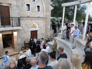 „POLA VIJEKA ISTINA BILA U JAMAMA“: Obilježavanje u Prebilovcima – Srpski narod sabrao se da u molitvi iskaže dobrotu i ljubav prema slobodi