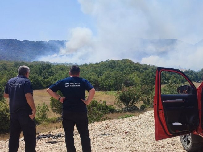 VATRA PRIJETI PUTEVIMA: Ponovo se razbuktao požar kod Trebinja u rejonu Poljica i Luke (FOTO)