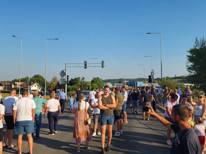 PRIVREMENO BLOKIRANA SAOBRAĆAJNICA BANJALUKA-PRIJEDOR: Građani Dragočaja mirnim protestom izrazili nezadovoljstvo vodosnabdijevanjem (FOTO)