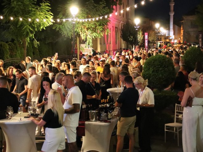 MANIFESTACIJA U DERVENTI PRIVUKLA BROJNE MJEŠTANE I GOSTE: „Vinski trg“ okupio 11 vinara i devet izlagača hrane