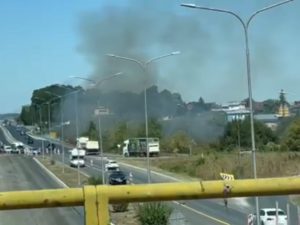 GORI KOD PRIJEDORSKE PETLJE: Na licu mjesta vatrogasci (VIDEO)