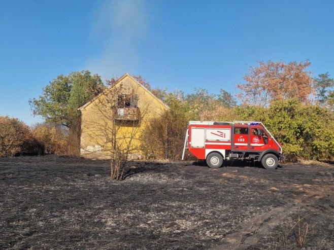 POŽAR U ALEKSANDROVCU UGAŠEN: Jedan objekat izgorio u potpunosti