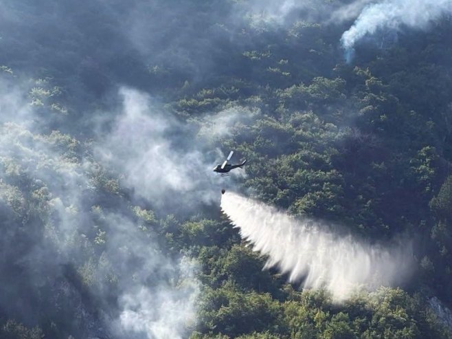 VATRA SE NE SMIRUJE: Angažovan i drugi helikopter na gašenju požara na području Konjica