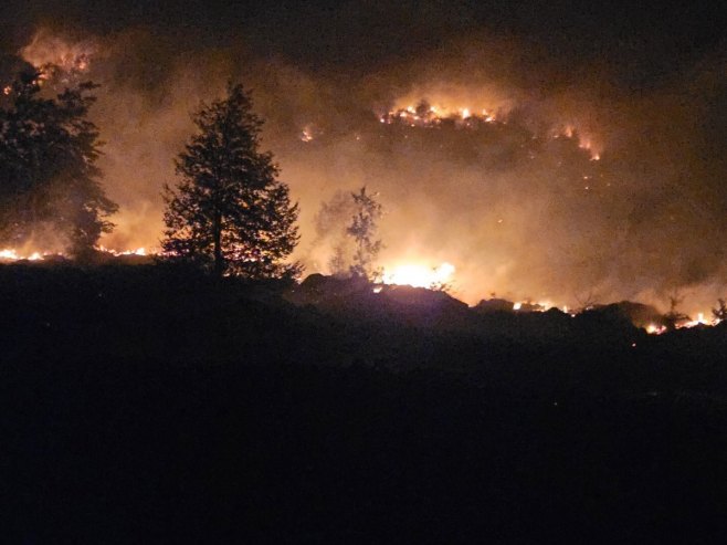 POŽARI U NEVESINJU I DALJE AKTIVNI: Vatra prijeti selu Humčani, u gašenju učestvuju vojska i helikopter MUP-a
