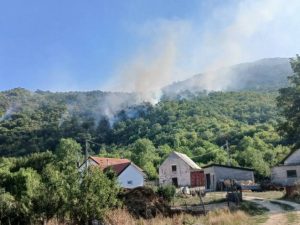 КОНАЧНО СЕ СМИРИЛА ВАТРЕНА СТИХИЈА: Пожарна линија под контролом, хеликоптер МУП-а Српске на терену