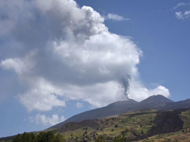 ETNA PONOVO ERUPTIRA: Oblak pepela kreće se ka jugu