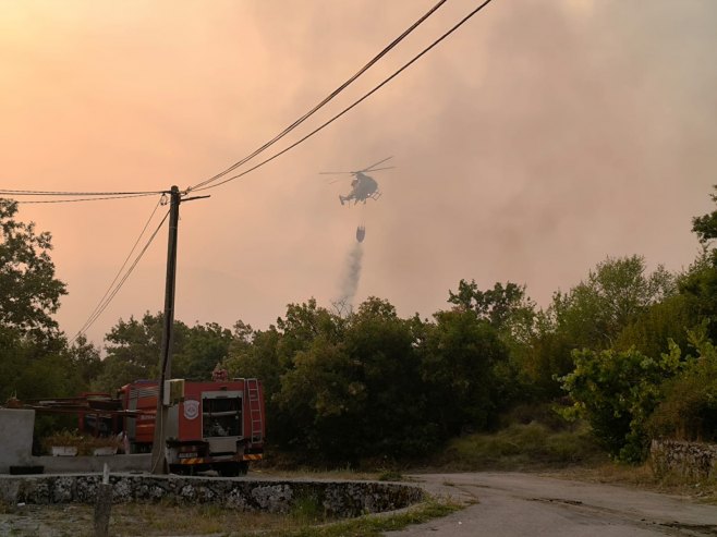 STIGLA POMOĆ IZ VAZDUHA: Helikopter gasi požar u Hercegovini