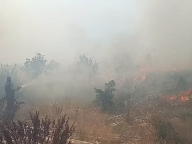 NA PODRUČJU TREBINJA GORI NA VIŠE LOKACIJA: Odbranjene kuće, vatrogasci ostaju na terenu