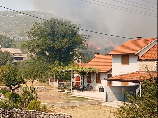 NA TERENU HELIKOPTER: Gori na Zupcima, vatru gasi i veliki broj mještana