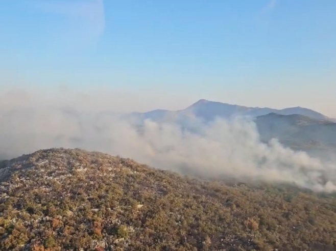 I DALJE GORI KOD TREBINJA: Vatru gasi i helikopter