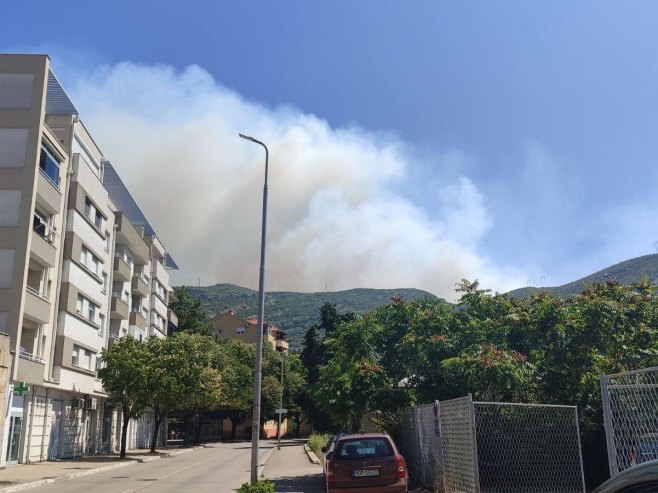 VATRA SE RASPLAMSALA: Požar kod Trebinja prijeti da se spusti niz obronke prema gradskim naseljima
