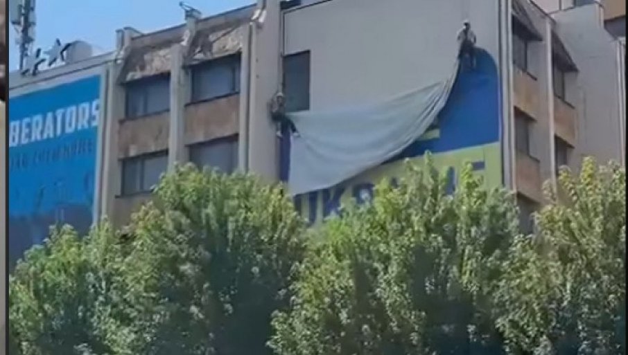 „IZGORJELI“ U PRIŠTINI, A I U TIRANI! Zelenski ih raspametio: Ukrajinska zastava sklonjena iz centra Prištine poslije šamara iz Beograda