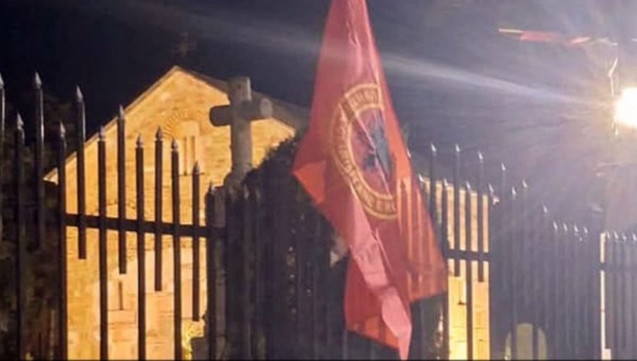 NOVI UDAR NA SRPSTVO I SVETINJE: Postavljene zastave Albanije i tzv. OVK na ogradu crkvene porte u Lipljanu (FOTO)