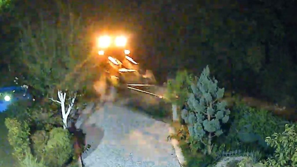 INCIDENT U SARAJEVU: Pijani bagerista uletio u dvorište kuće (VIDEO)