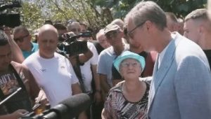 BAKA ODUŠEVLJENO PITALA VUČIĆA DA SE SLIKA SA NJOM: Pogledajte prelijepi trenutak sa juga Srbije, bilo je i suza radosnica (VIDEO)