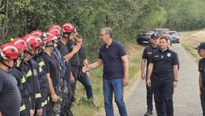 „KAPA DOLE NAŠIM JUNACIMA“ Vučić sa vatrogascima u Deliblatskoj peščari (VIDEO)