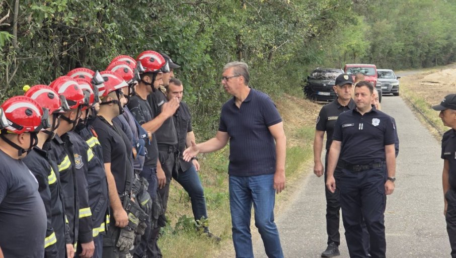 „КАПА ДОЛЕ НАШИМ ЈУНАЦИМА“ Вучић са ватрогасцима у Делиблатској пешчари (ВИДЕО)