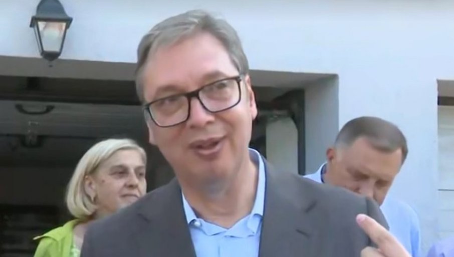 „TU SAM UČIO, IGRALI SMO FUDBAL, TELEFONA NIJE BILO“: Vučić posjetio porodičnu kuću u Čipuljićima i evocirao uspomene (VIDEO)
