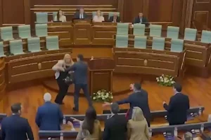 KURTIJA ZASULI JAJIMA: Poslanici krenuli da ga brane, sjednica prekinuta (VIDEO)
