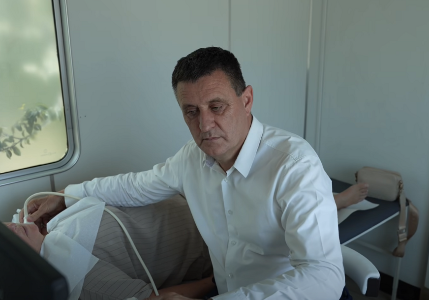 „OVO NIJE NIKAKVA PREDIZBORNA ATRAKCIJA“ Vlado Đajić otvorio prvu pokretnu ambulantu u Srpskoj (VIDEO)