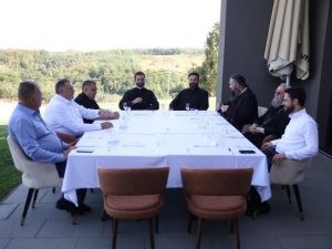 „БИЛА МИ ЈЕ ЧАСТ“: Додик угостио митрополита Јефрема и епископа Саву (ФОТО)