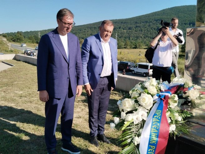 „PODMUKLI ZLOČIN ZA KOJI NIKO NIJE ODGOVARAO“: Dodik i Vučić odali poštu ubijenima na Petrovačkoj cesti (VIDEO)
