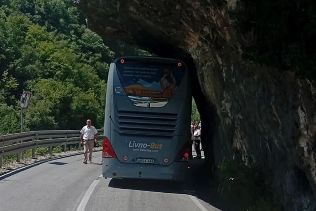 ZASTOJ U SAOBRAĆAJU: Zaglavio se autobus u kanjonu na putu Banjaluka-Jajce