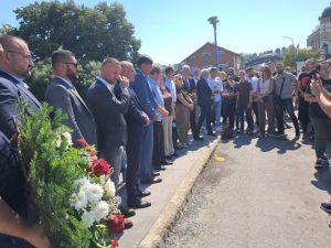 U NOVOM GRADU OBILJEŽENA 31 GODINA OD EGZODUSA SRBA: Uz magistralni put prislužene svijeće, u Unu spušten vijenac (FOTO)