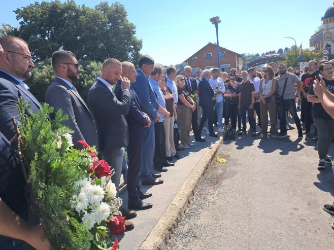 U NOVOM GRADU OBILJEŽENA 31 GODINA OD EGZODUSA SRBA: Uz magistralni put prislužene svijeće, u Unu spušten vijenac (FOTO)