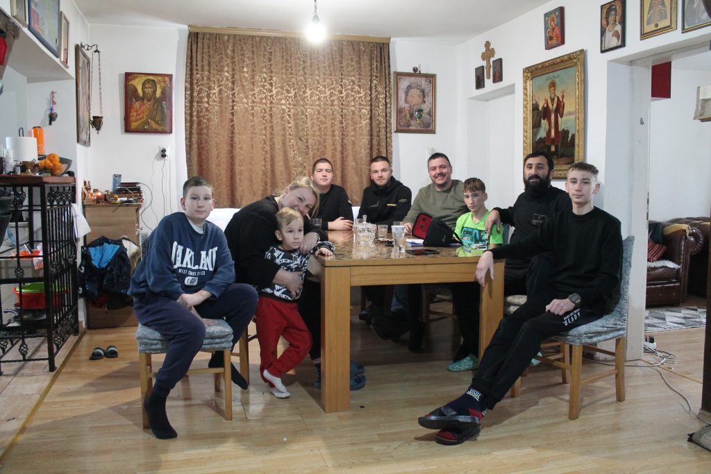 ON TRČI 800 KILOMETARA, A ONA GA PRATI BICIKLOM: Brat i sestra iz Minhena krenuli u humanitarnu misiju za porodicu Šukalo iz Banjaluke (FOTO)
